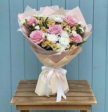 Букет цветов из:  Гвоздики, Орхидеи и Розы в Яковлево