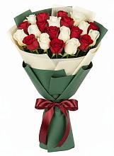 Букет Микс из красных и белых роз в Яковлево