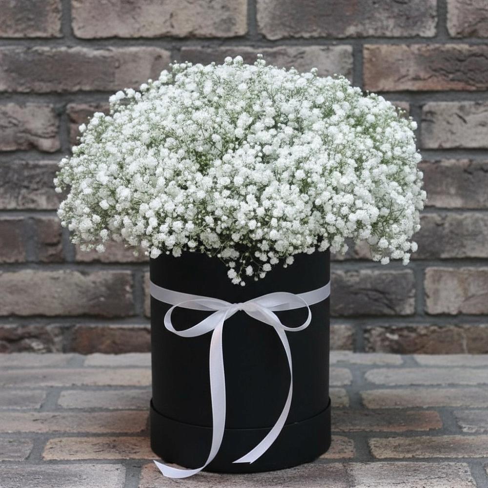 Цветочная композиция из Гипсофила в шляпной коробке в Яковлево