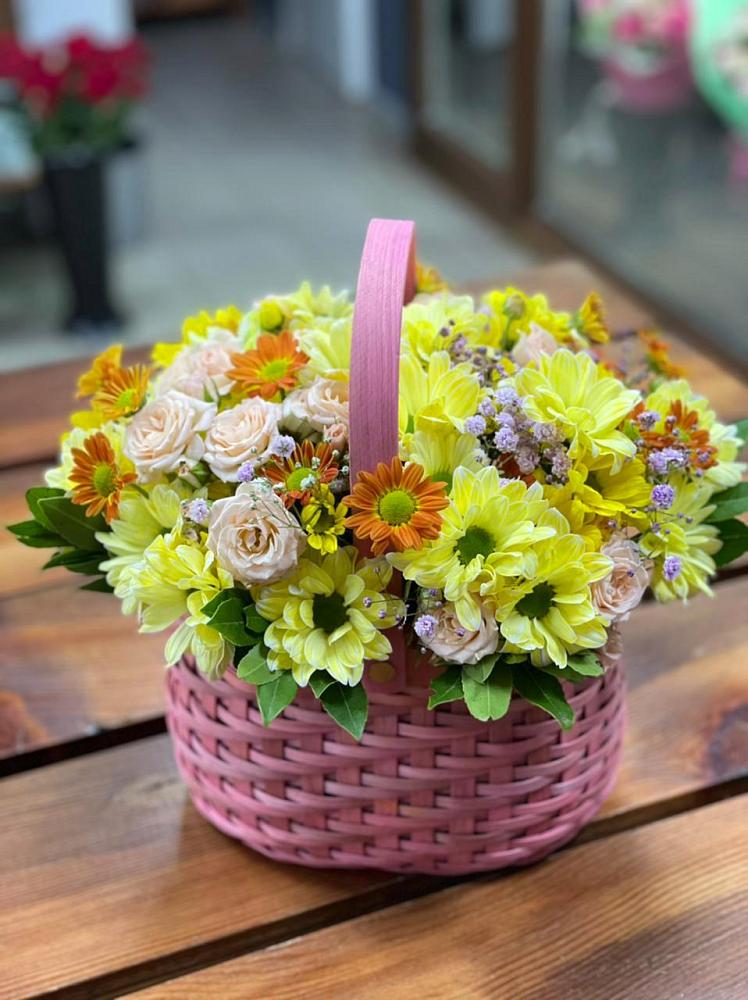 Цветочная композиция из Хризантемы и Розы в корзине в Яковлево