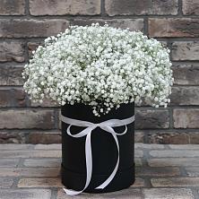 Цветочная композиция из Гипсофила в шляпной коробке в Яковлево