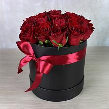 Цветочная композиция из Розы в шляпной коробке в Яковлево