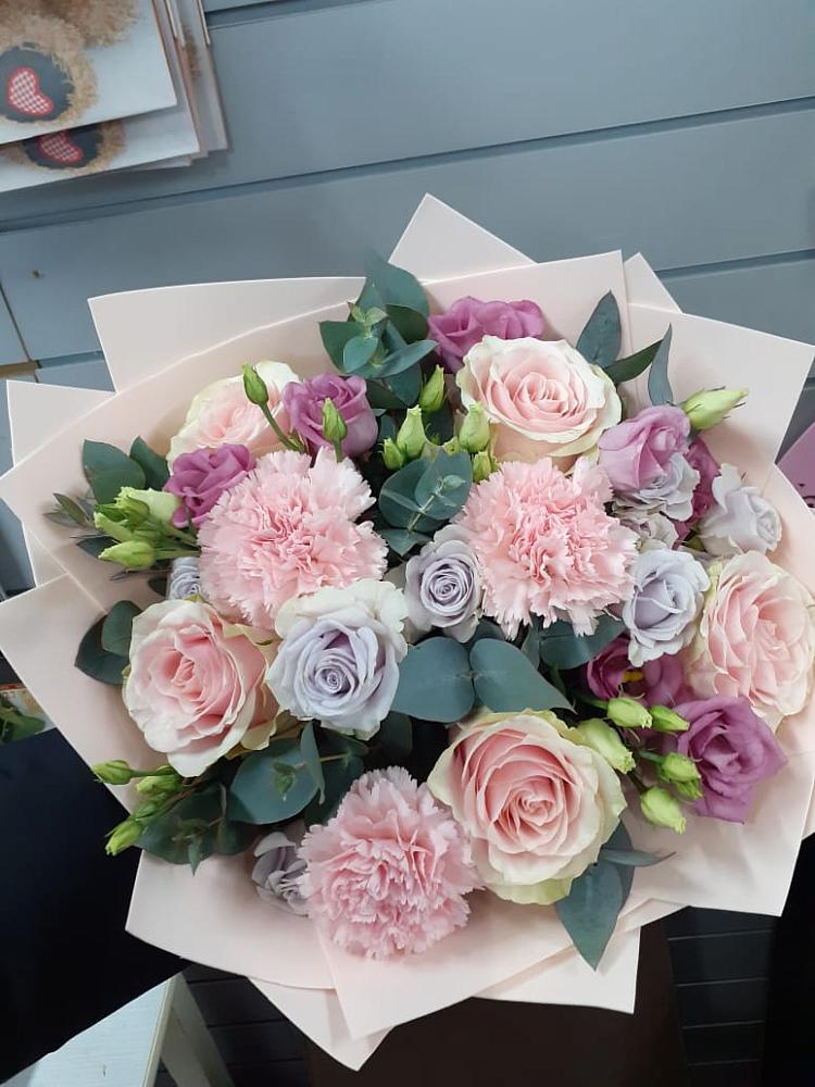 Букет цветов из: Розы, Гвоздики и Лизиантусы в Яковлево