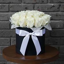 Цветочная композиция из Розы в шляпной коробке в Яковлево